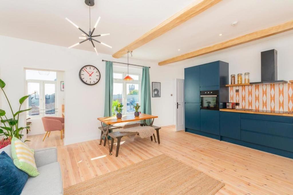 Bright Loft Apartment *